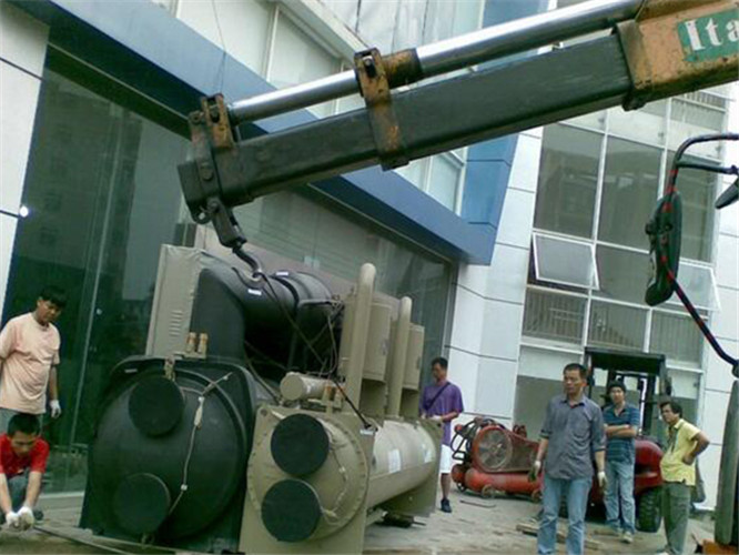 义乌市随车吊和汽车吊的核心区别是什么？哪种更省钱？